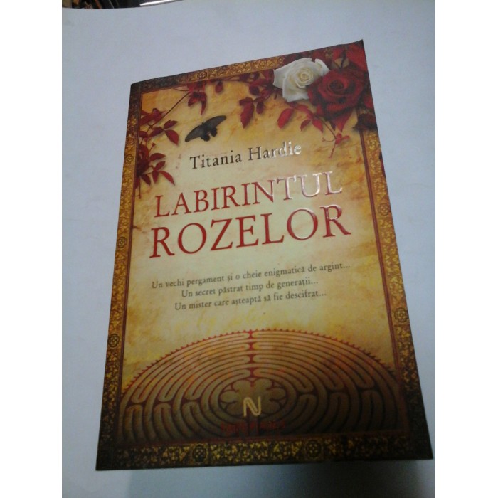 LABIRINTUL ROZELOR - TITANIA HARDIE